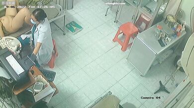 《稀缺资源✿泄密》黑客破解医院妇科检查治疗室监控摄像头✿偸拍数位来做检查的女人✿脱光下体医生各种操作 (6)